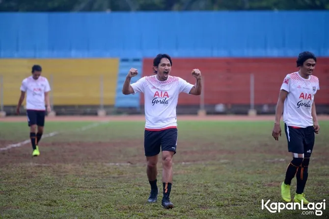 Ibnu Jamil saat bermain sepak bola (Credit: KapanLagi.com/Bayu Herdianto