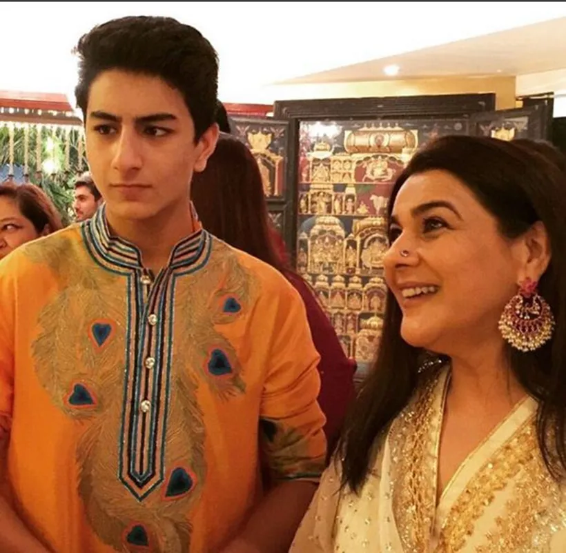 Ibrahim temani sang ibu, Amrita Singh dalam sebuah event fashion © Indianexpress.com