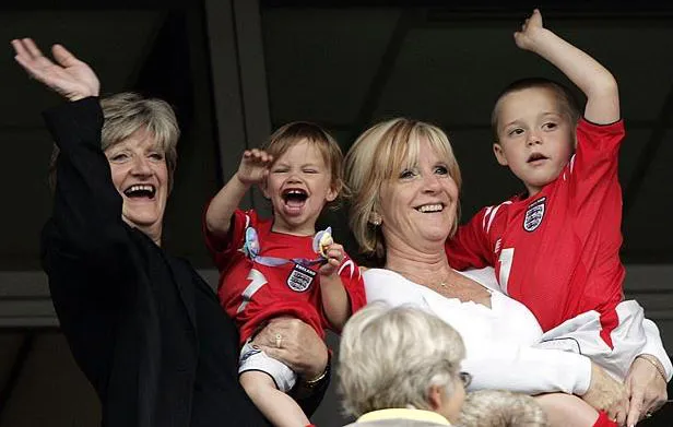 Sandra dan Jackie banyak membantu Beckham menjaga anak-anaknya. @thesun.co.uk