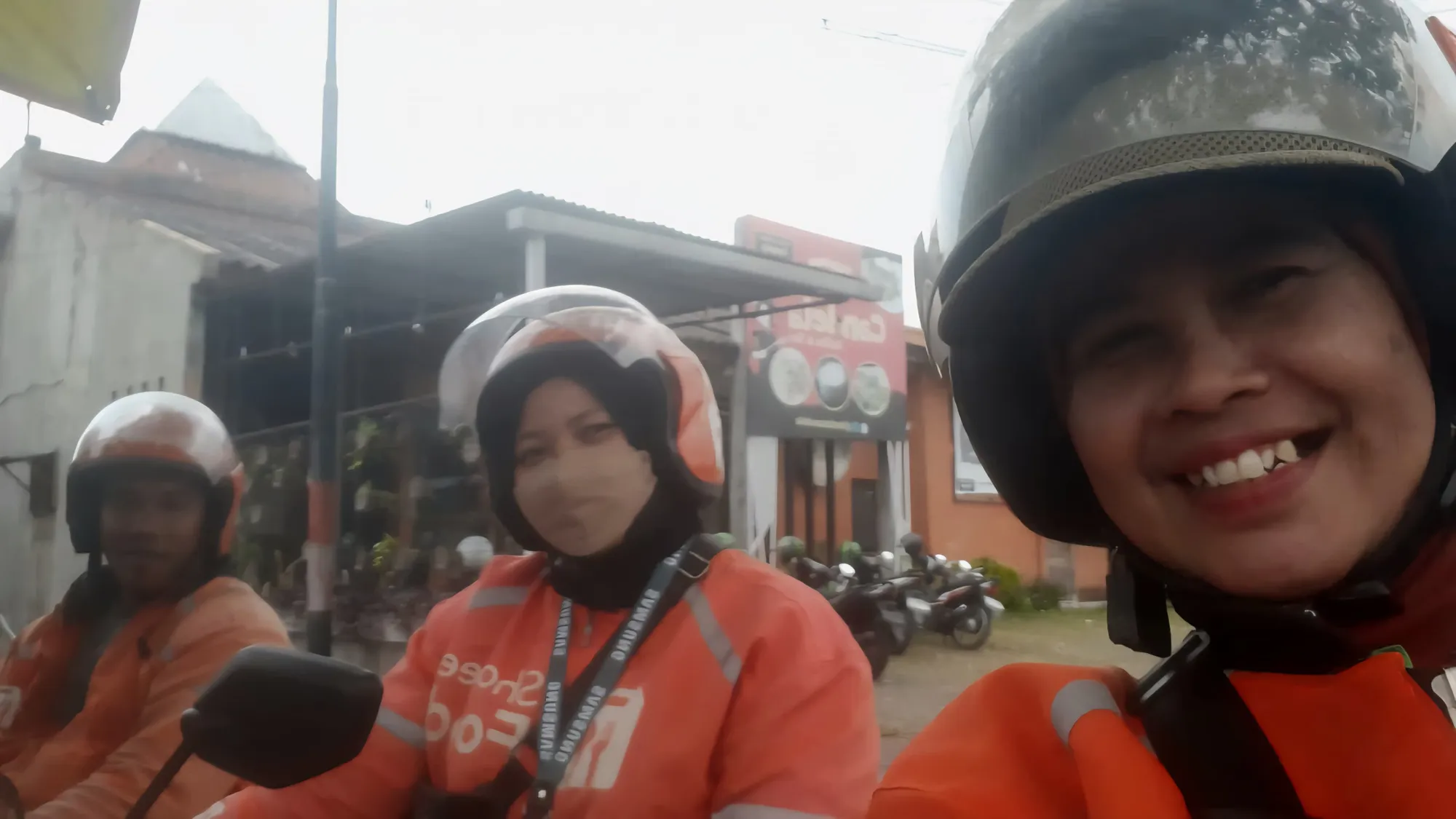 Reni bersama komunitas driver ShopeeFood. (c) Istimewa
