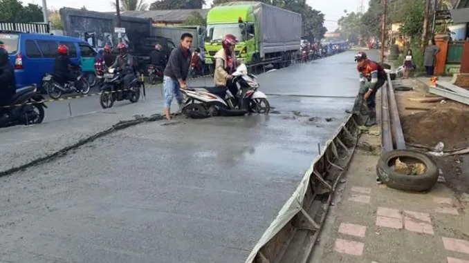 Ibu pengendara motor yang terjebak di jalanan cor basah jadi viral © Facebook.com/roda2blog.com