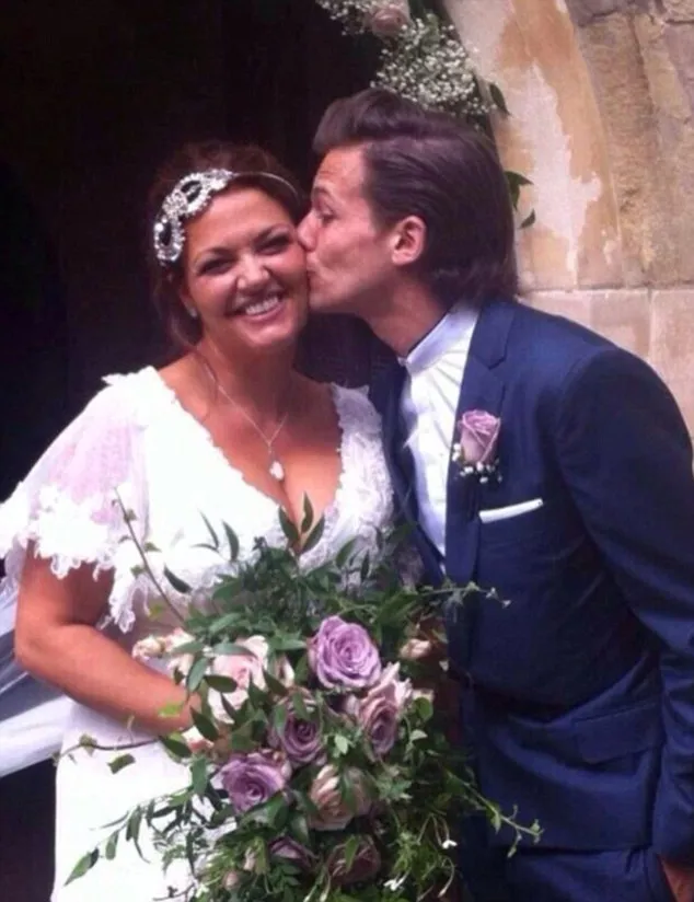 Louis saat jadi pendamping pernikahan sang ibu © dailymail.co.uk
