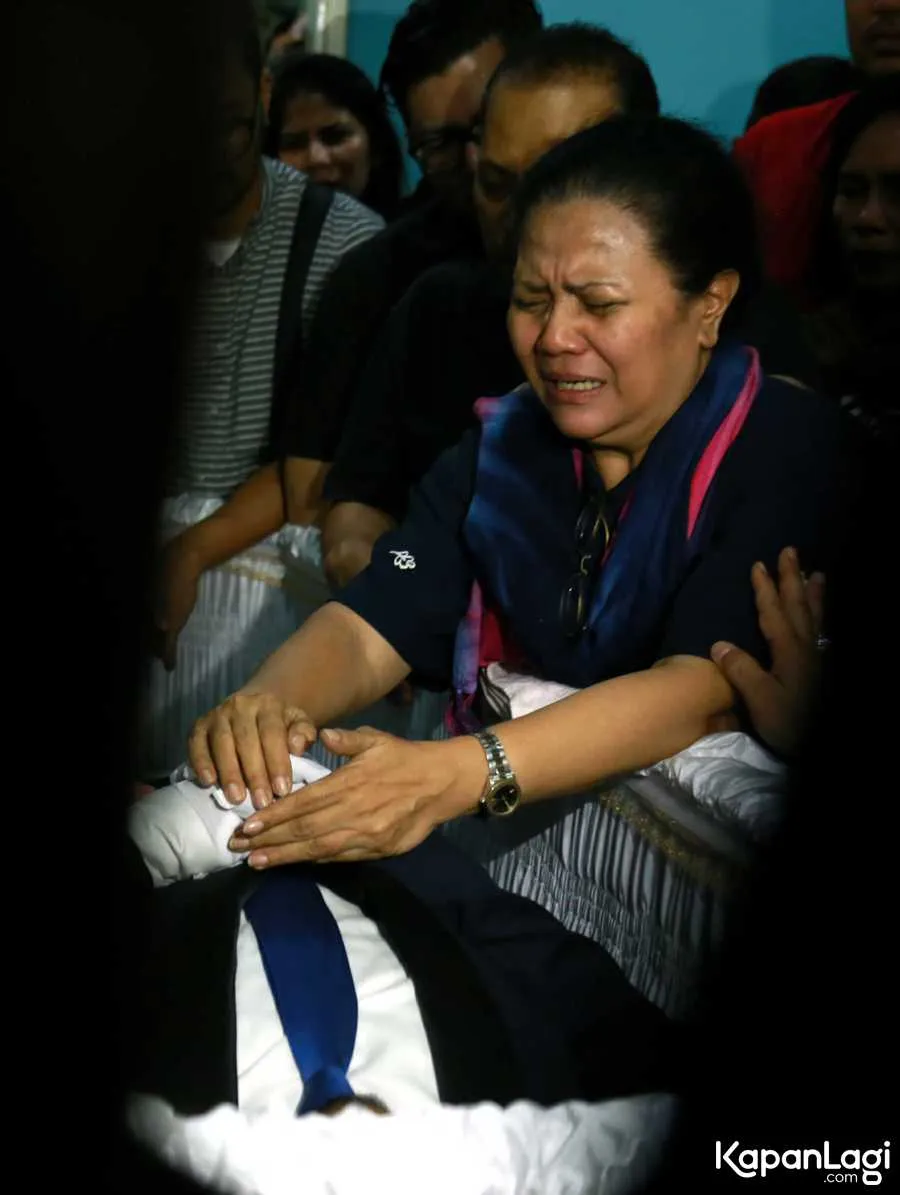 Ibu Mike Mohede menangis karena duka. ©KapanLagi.com/Agus Apriyanto