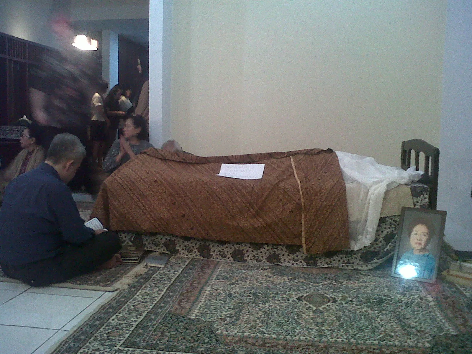 Jenazah ibunda Maudy Koesnaedy di rumah duka © KapanLagi.com®/Abbas Adi