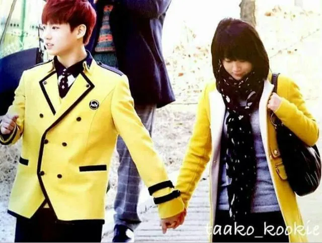 Jungkook dan ibunya © taako_kookie