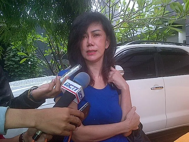 Amy Kanita beruari air mata saat ditemui wartawan di kediamannya. (Matias Purwanto)
