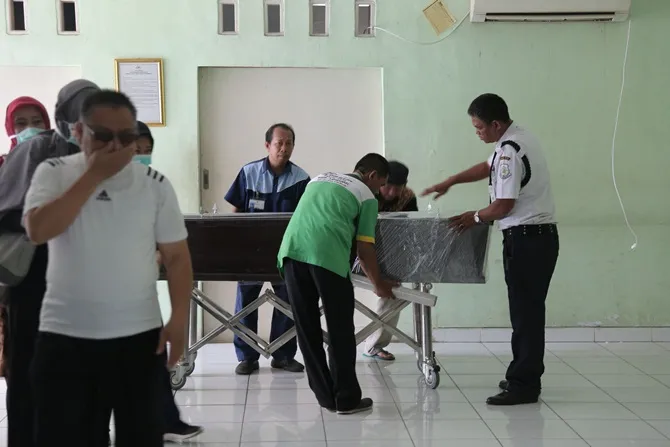 Mendiang ibunda Roro Fitria dimasukkan ke dalam peti © KapanLagi.com/Budy Santoso