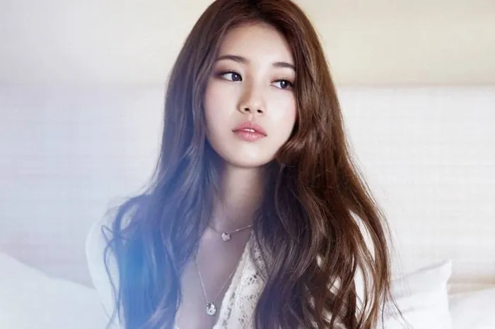 Sosok Suzy merupakan salah satu Idol K-Pop yang begitu sukses dan dipuja banyak orang. © via moonrok.com