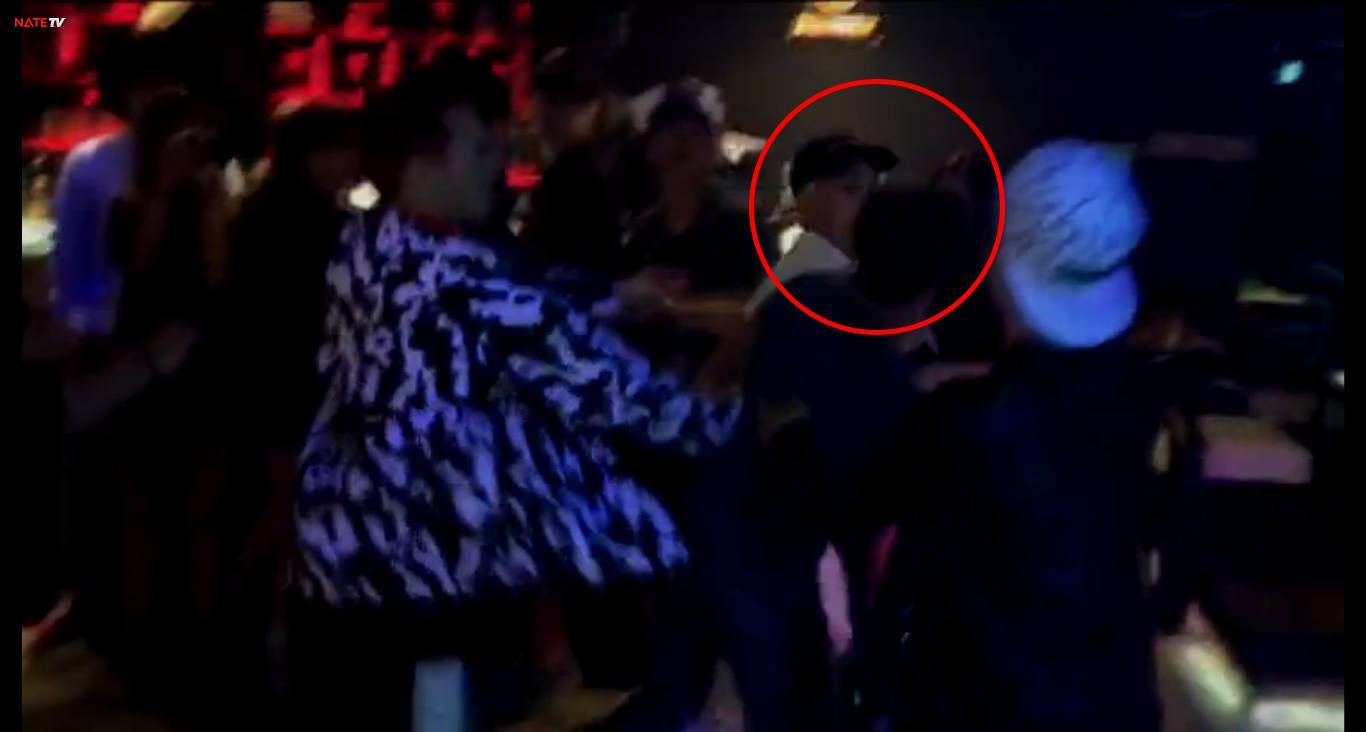 Sosok pria yang kabarnya seorang member boyband Korea. © Koreaboo.com
