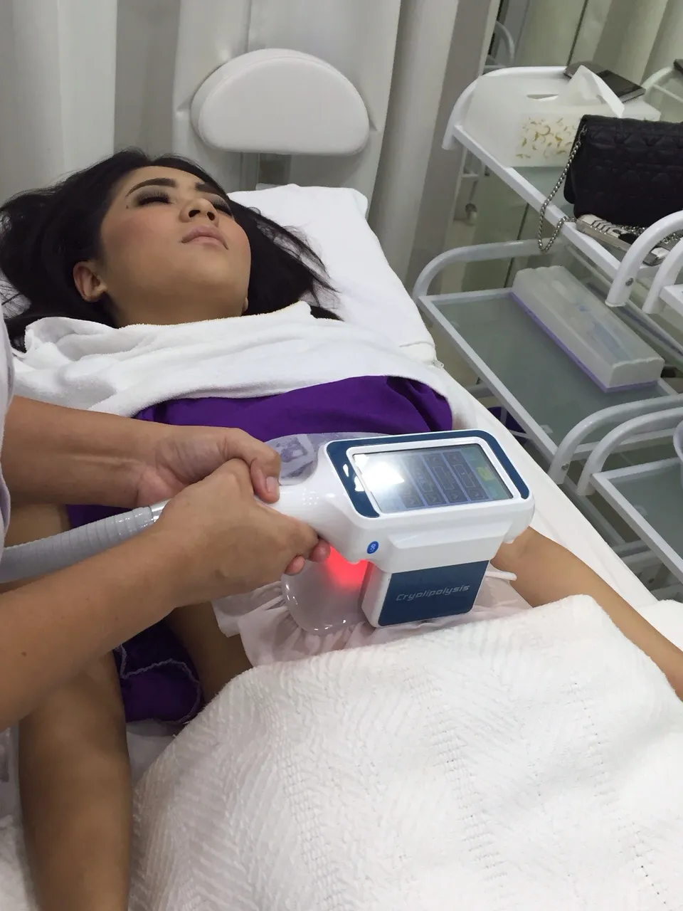 IDP pilih perawatan instan untuk mengurangi lemak di tubuhnya. @KapanLagi.com/Sahal Fadli