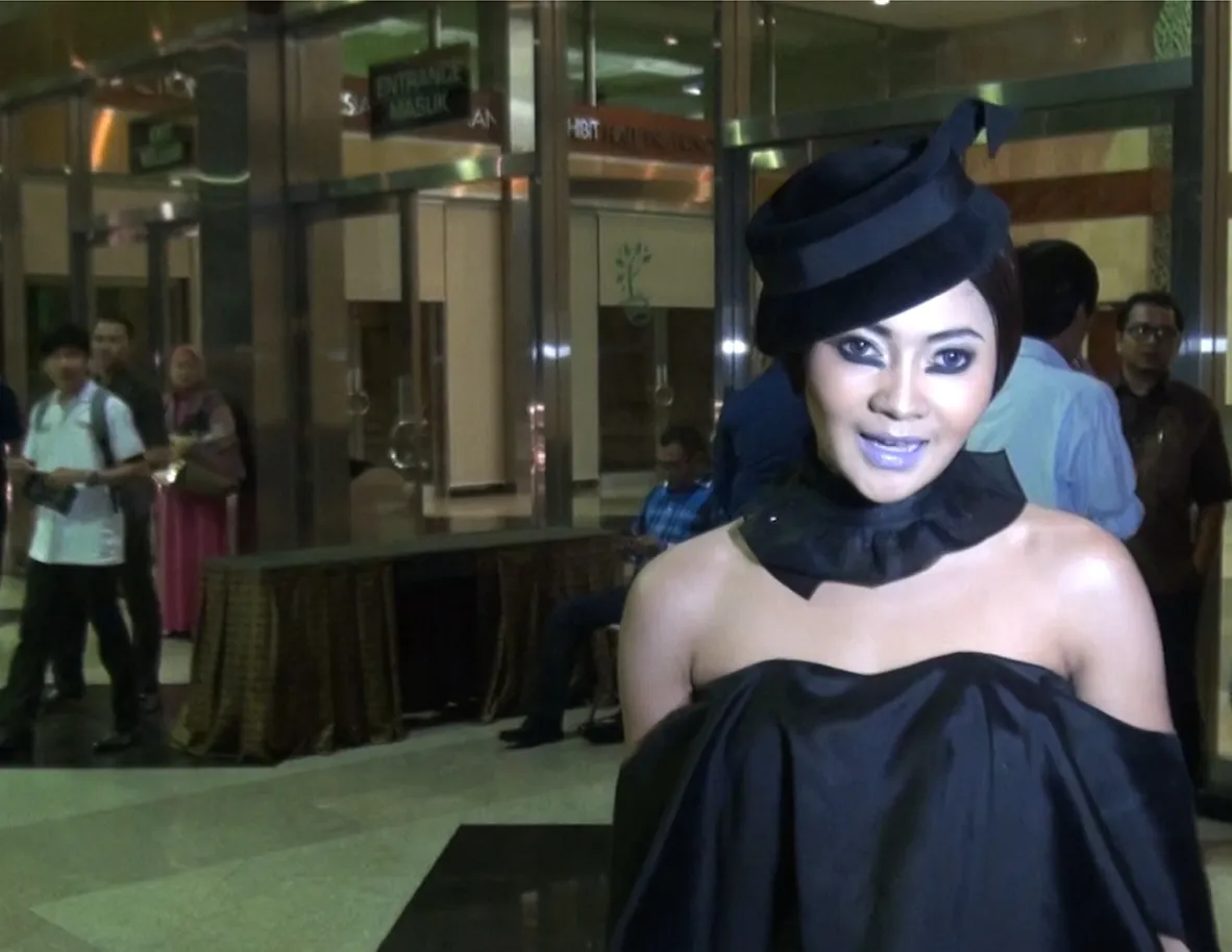hadiri fashion show indah dewi pertiwi til serba hitam hadiri fashion show indah dewi pertiwi til serba hitam
