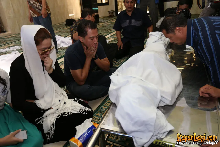 Idris Sardi meninggal dunia, Lukman tak bisa hentikan isak tangis. @KapanLagi.com®/Budy Santoso