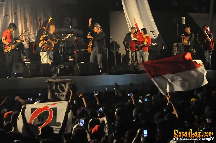 Suasana konser Iwan Fals di kediamannya di kawasan Cimanggis