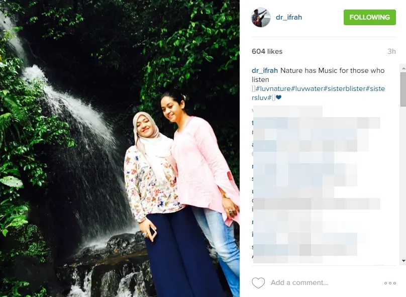 Ifrah dan Aleefa (berhijab) di air terjun di Indonesia. ©instagram/dr_ifrah