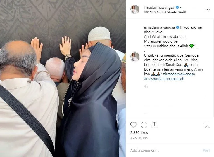 Irma Dharmawangsa kini tengah berada di Mekkah. (credit: Instagram.com/irmadarmawangsa)