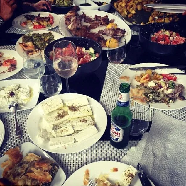 Jessica tidak 'menahan diri' untuk memakan makanan yang disukainya dan ia pun tetap bisa makan enak © instagramcom/1jessicahart
