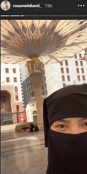 Rosa Meldianti jalani umroh bareng sang ibu. (credit: Instagram.com/rosameldianti_)