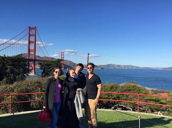 Acha dan tig aktor lainnya berfoto dengan latar jembatan Golden Gate/©instagram.com/achaseptriasa