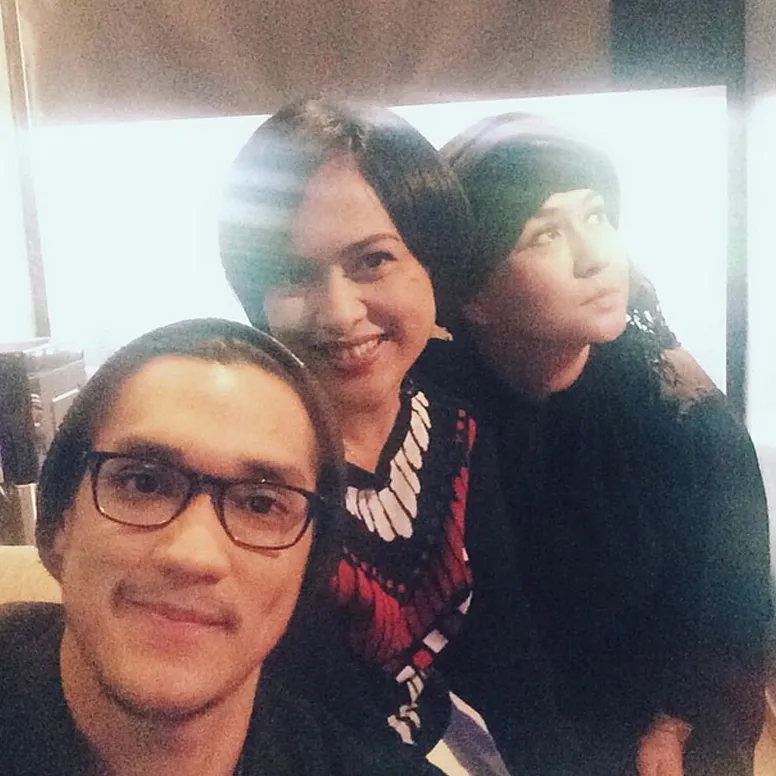 Afgansyah Reza berfoto bersama Sarah Sechan dan Ria Irawan / ©instagram.com/arez27
