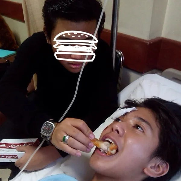 Kondisi Iqbal pasca kecelakaan, dapat suapan mesra dari Aldi/©instagram.com/alvaromandini45