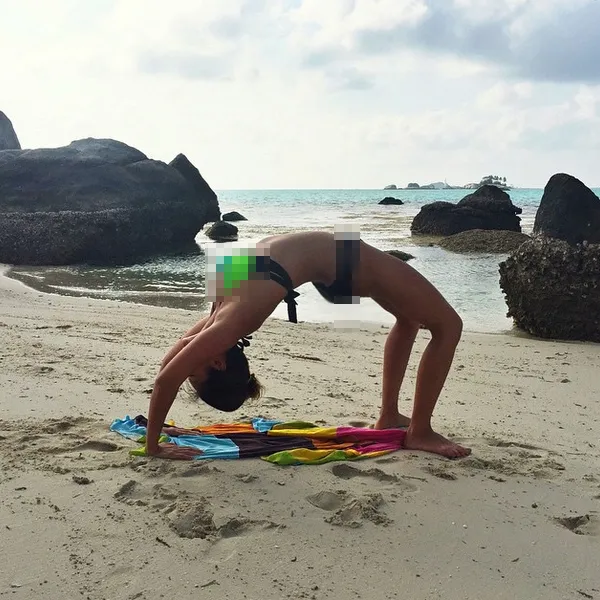 Aline Adita lakukan yoga di pantai Belitung/©instagram.com/aline_adita