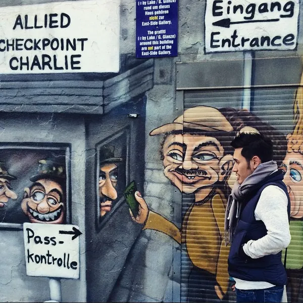 Arifin Putra sedang ada di Tembok Berlin/©instagram.com/arifinputra_
