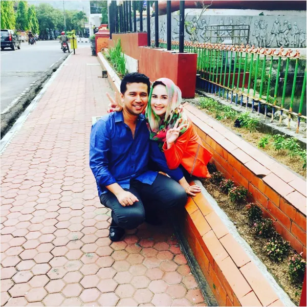 Arumi Bachsin dan Emil menggandeng pemuda Trenggalek untuk percantik kota/©instagram.com/arumi_arumi_94