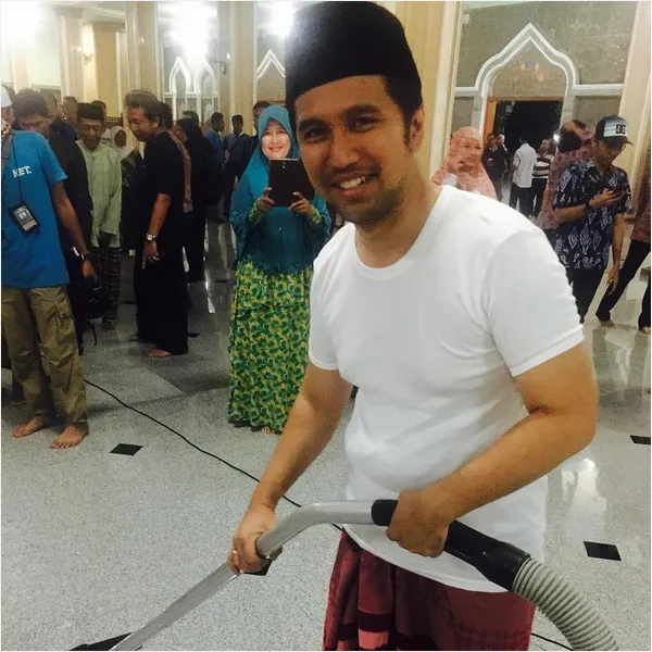 Emil sedang ngepel lantai Masjid Agung Trenggalek/©instagram.com/arumibachsin94