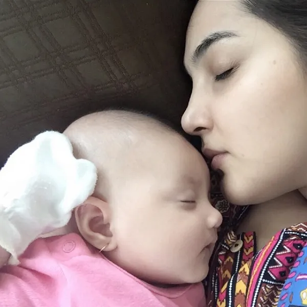 Ashanty dan putrinya, Arsy. Ia memamerkan hidungnya yang bukan hasil oplas dan alis naturalnya tanpa tato kepada para hatersnya/©instagram.com/ashanty_ash