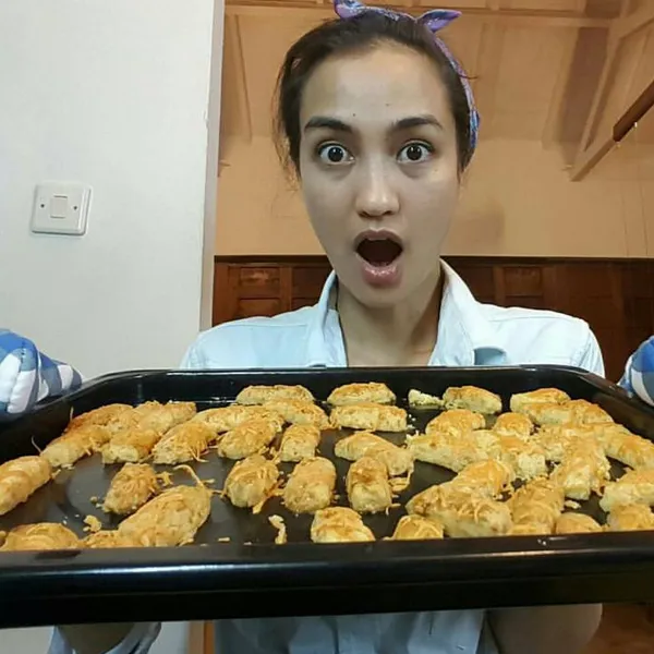 Sukses bikin Kaastengel, Atiqah dapat pujian suami/©Official Instagram Rio Dewanto