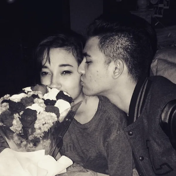 Axel memberi kecupan mesra kepada sang kekasih di hari ulangtahunnya/©instagram.com/axelmatthewthomas