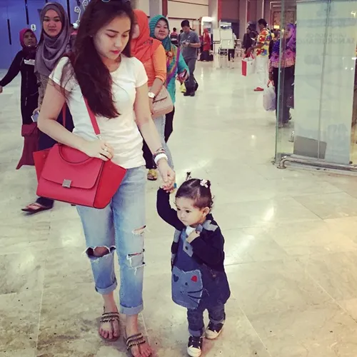 Ayu Ting Ting asyik berjalan-jalan bersama sang putri/©instagram.com/ayutingting92