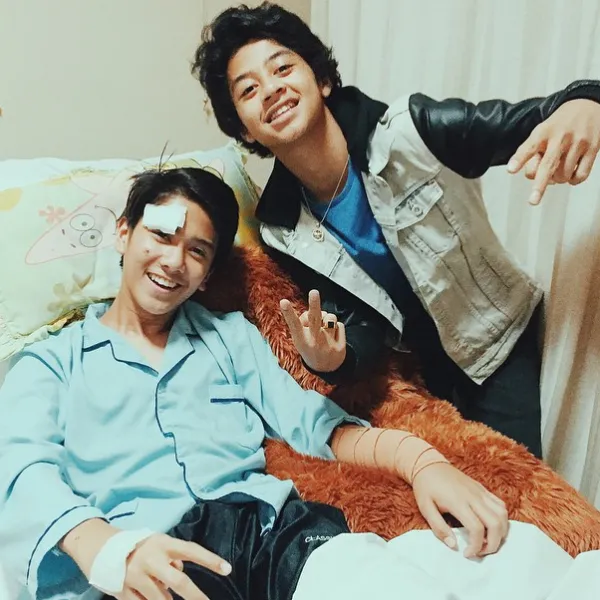 Bastian sempatkan jenguk Iqbal di RS/©Official Instagram Bastian Steel