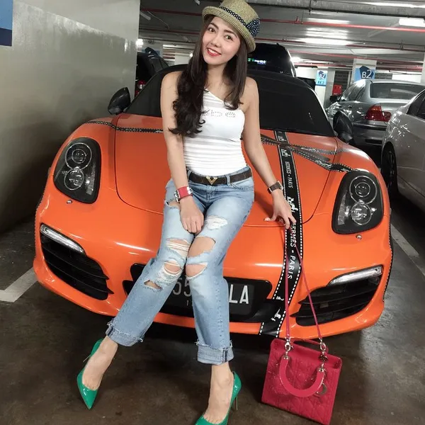 Pose di depan mobil mahalnya, Bella Shofie berangkat malam mingguan/©instagram.com/barbie_bellashofie