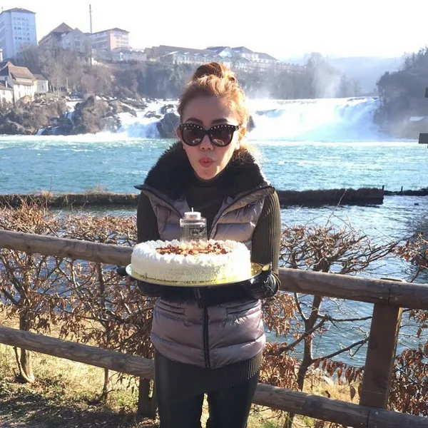 Aksi tiup lilin Bella Shofie di Rheinfall, Swiss/©instagram.com/bellashofie