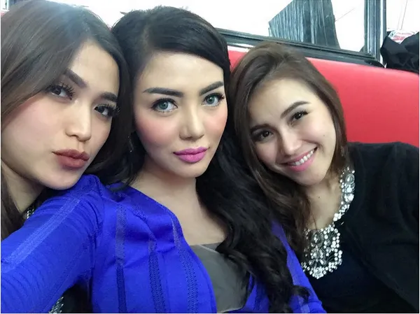 Bella diapit dua hot mom cantik biar cepat tertular punya anak/©instagram.com/bellashofie_suryo