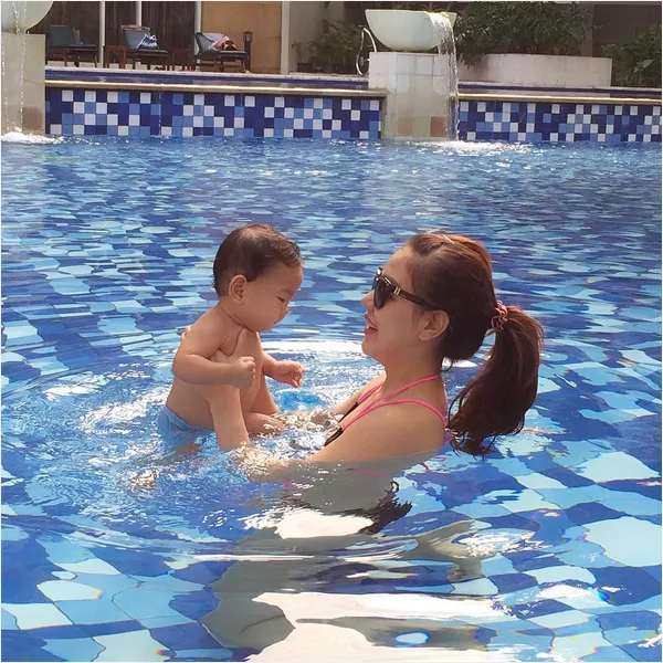 Bella berenang bersama Baby Al-Fath/©instagram.com/bellashofie_suryo