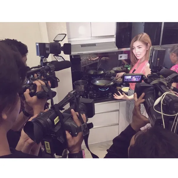 Bella Shofie masak ditemani rekan media di apartemennya/©Official Instagram Bella Shofie