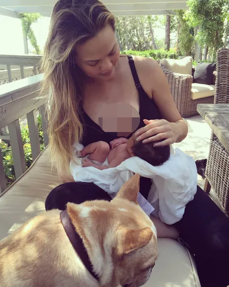 Chrissy berfoto bersama dengan Lulu untuk pertama kalinya/©instagram.com/chrissyteigen