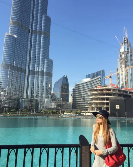 foto Cinta Laura saat sedang ada di dekat Burj Khalifa/instagram.com/claurakiehl