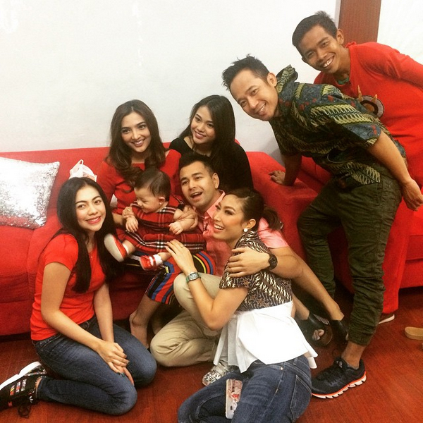 Saat memotret Baby Arsy di atas sofa ini, Munady mengaku dicaci maki asisten Denny Cagur/©instagram.com/dennycagur