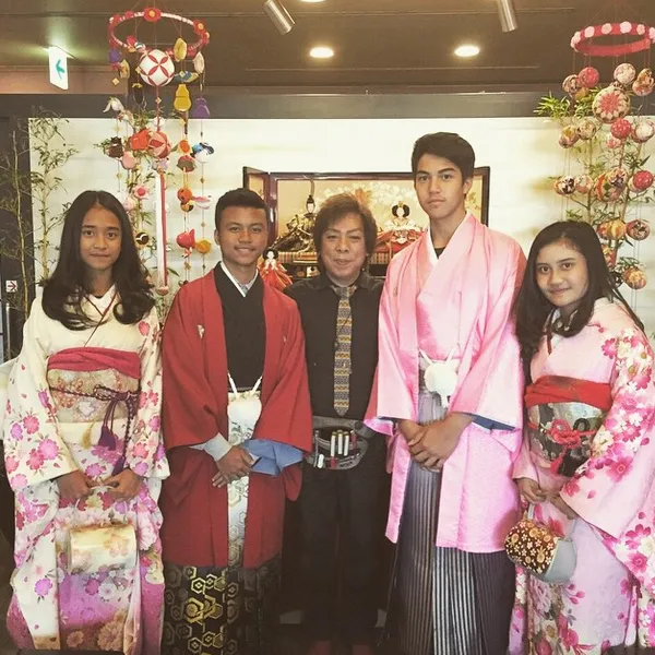 El Rumi pakai kimono pink dengan percaya diri/©instagram.com/elelrumi