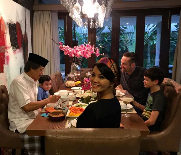 Suasana buka puasa bersama Farah Quinn dan mantan suami/©instagram.com/farahquinnofficial