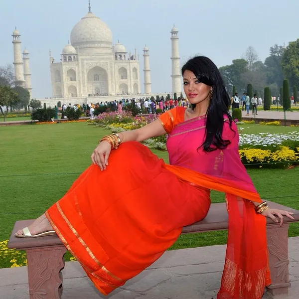 Farah Quinn sedang berada di depan Taj Mahal/©instagram.com/farahquinnofficial