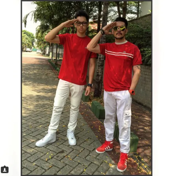Kompak! Ferry dan Brandon pakai baju merahputih/©Official Instagram Ferry Salim