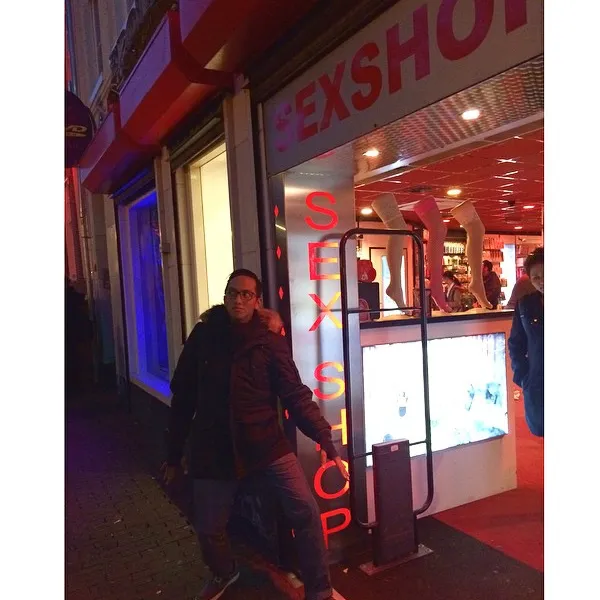 Aksi nakal Ge Pamungkas saat di Red District/©Official Instagram Genrifinadi Pamungkas