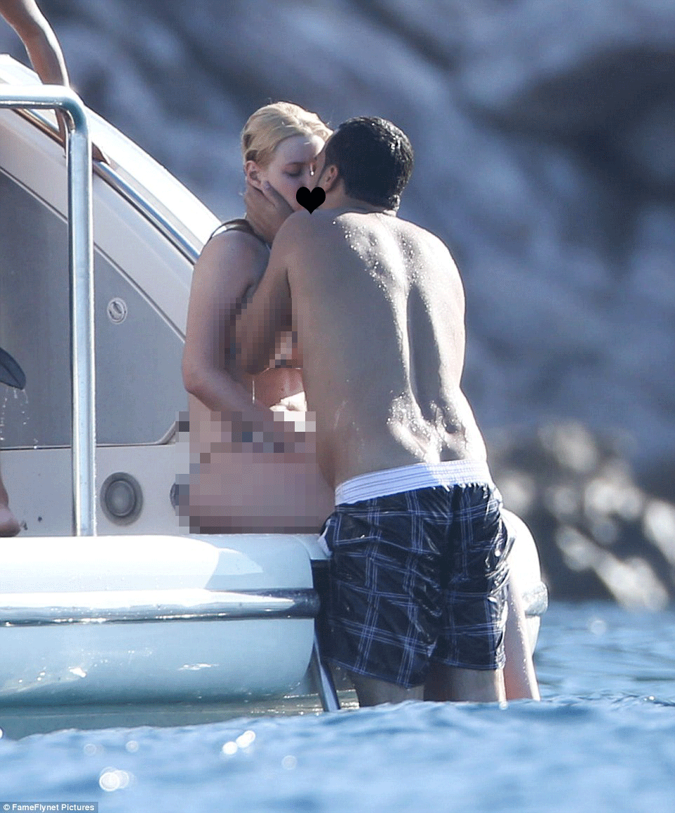 Iggy Azalea dan French Montana tertangkap kamera ciuman © Dialymail.co.uk/fameflynet