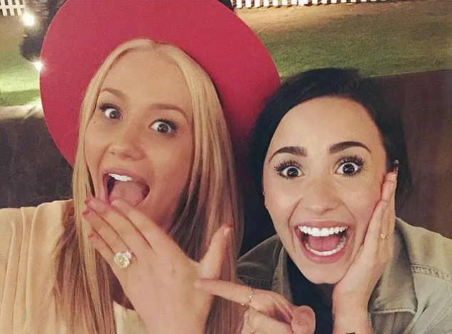 Demi akan menjadi braidmaid di pernikahan Iggy Azalea @ instagram.com/demilovato