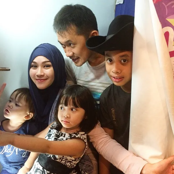Hanung, Zaskia, dan tiga buah hatinya sempatkan photobox bersama/©instagram.com/zaskiaadyamecca