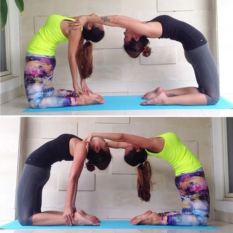 Indah Kalalo sedang melakukan back-bend bersama trainernya, Deera Dewi/©instagram.com/indahkalalo